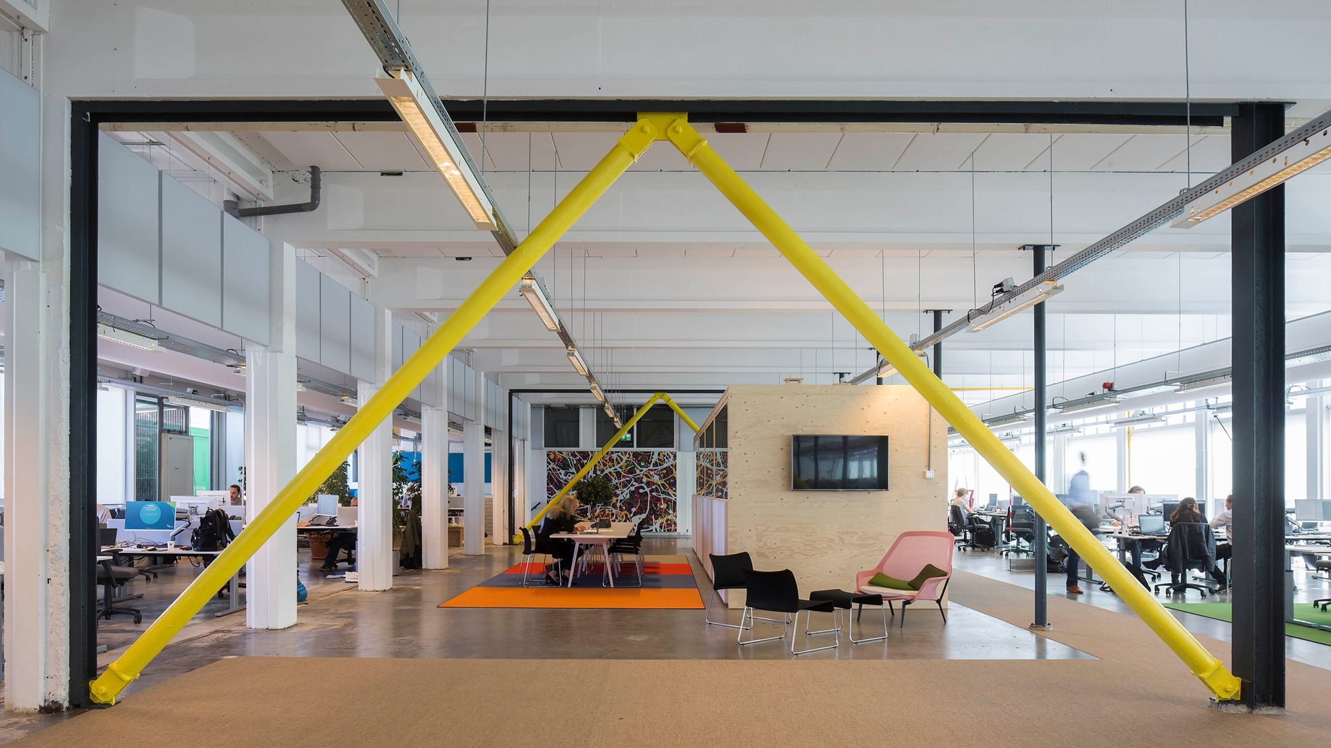 Foto van het interieur van het kantoorgebouw Contact in Amsterdam
