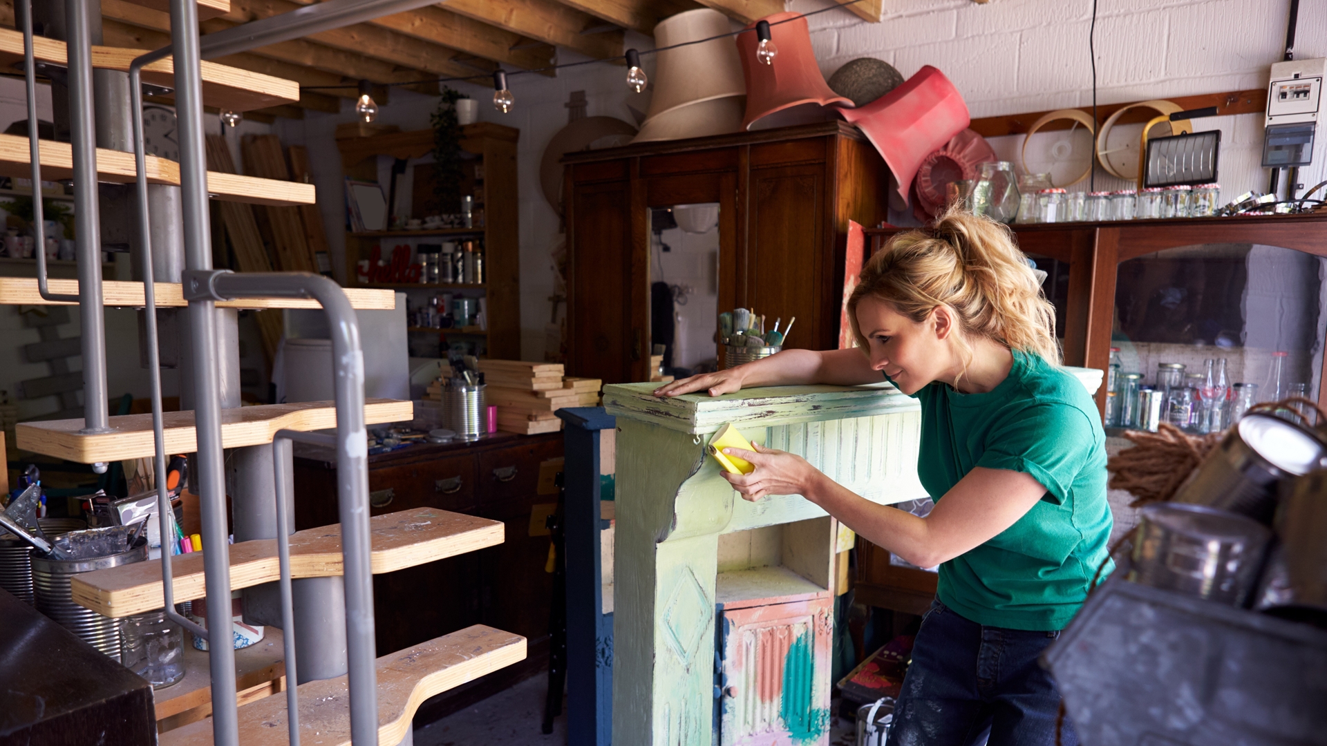 Foto van een persoon die een meubelstuk opknapt zodat het kan worden hergebruikt