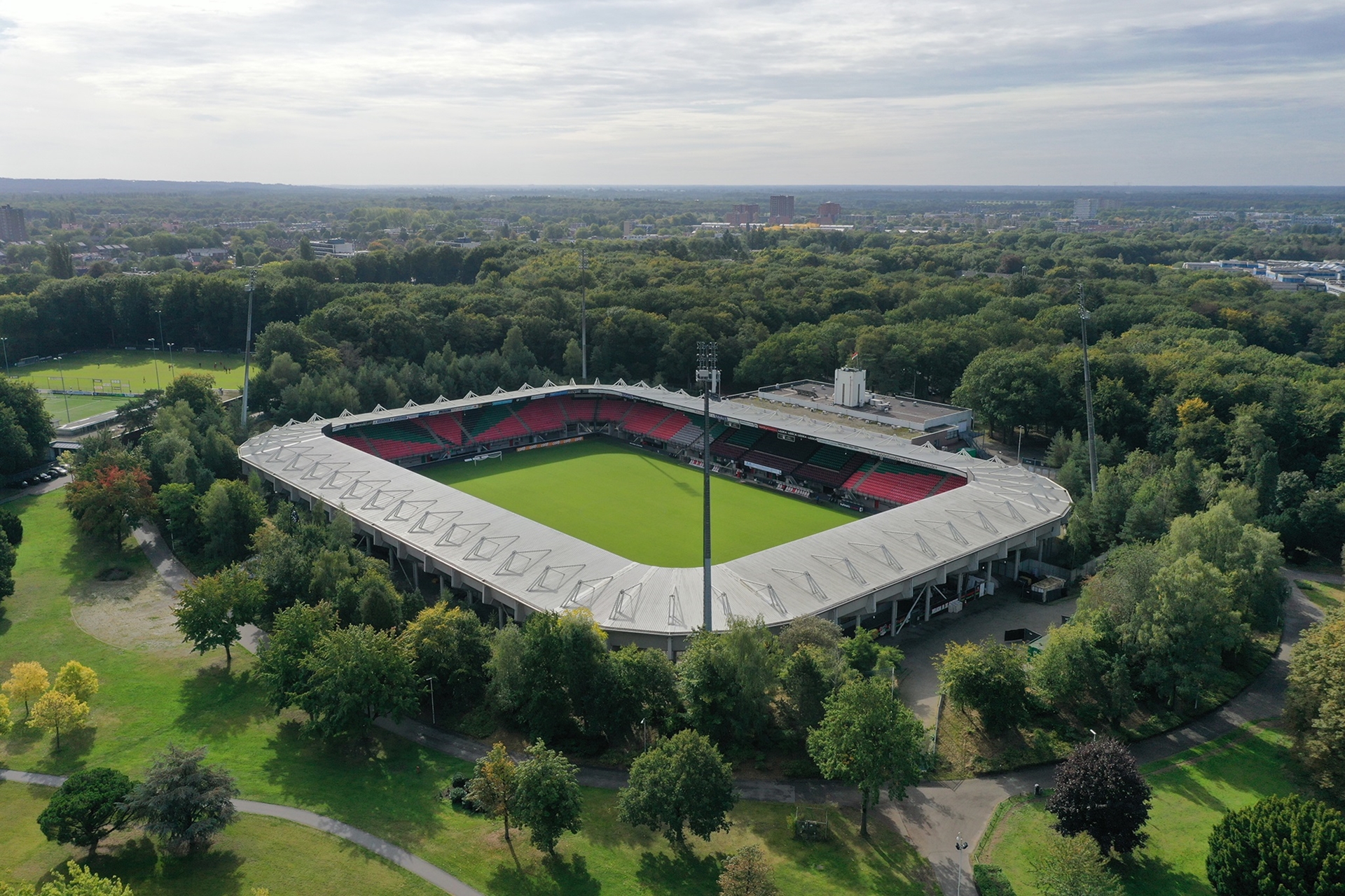 Instorting tribune-element in het Goffertstadion