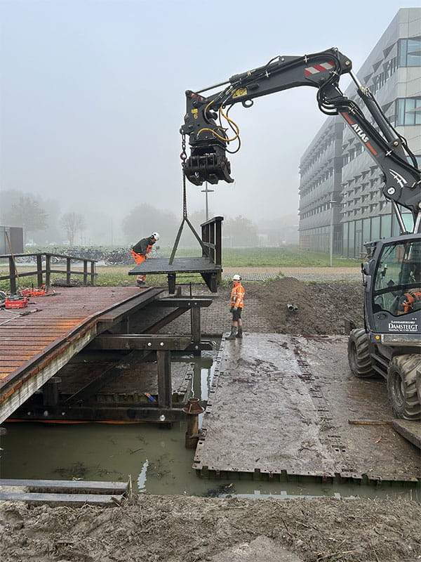 Plaatsing brug in Delft
