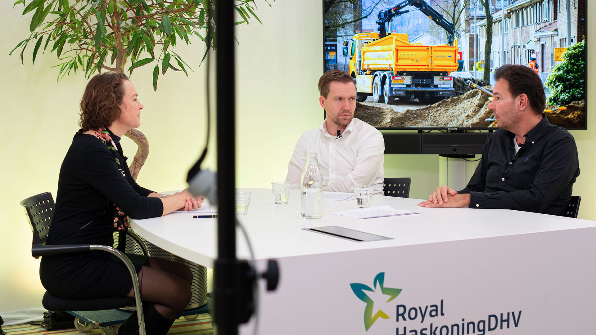 Carlita Vis (innovatiemanager Haskoning - links in foto) in gesprek met Sil Polman (senior projectleider Gemeente Arnhem - rechts in foto) en Wouter Palm (projectmanager Heijmans - midden in foto) over emissieloos bouwen.