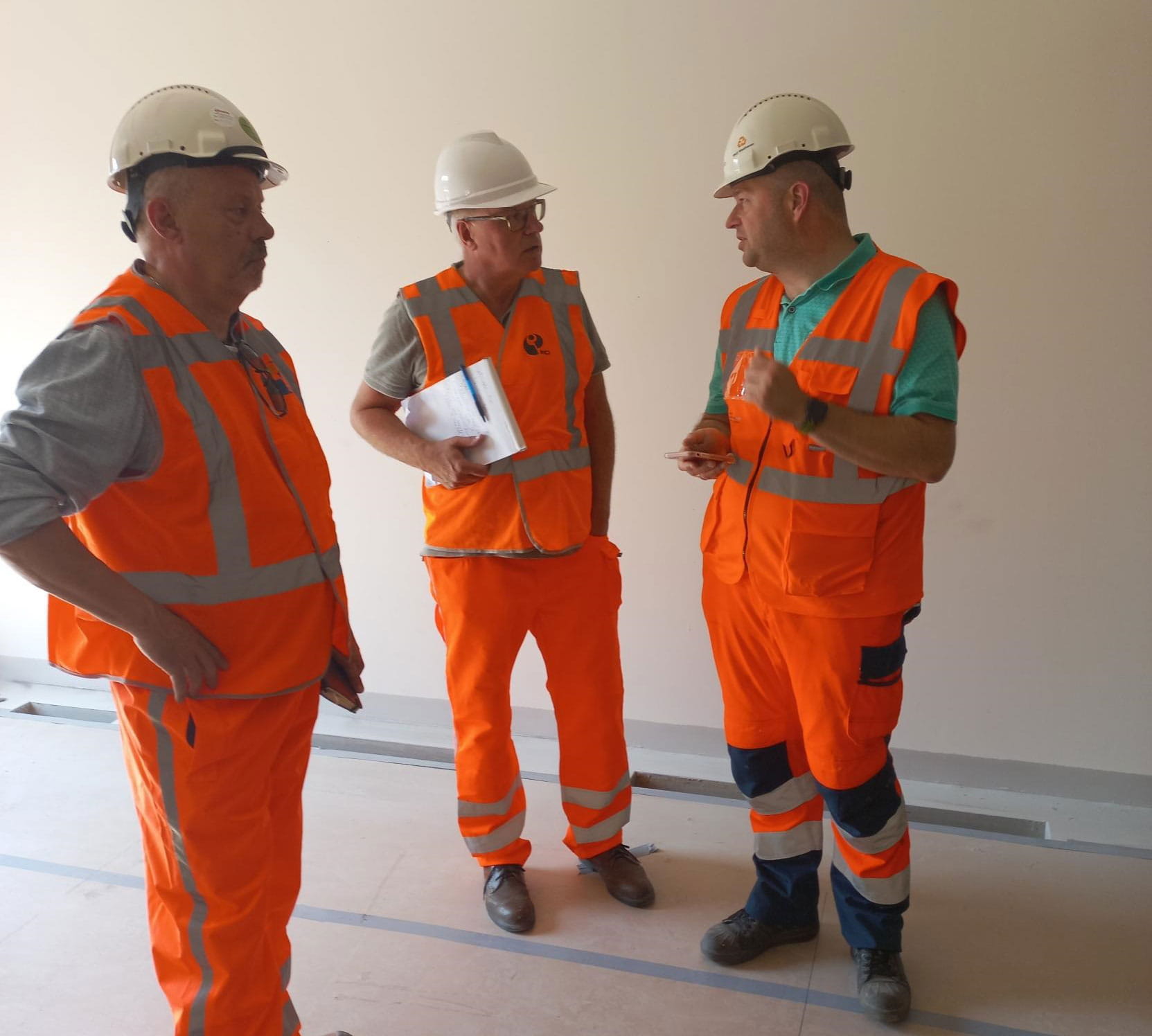 De auditcommissie op projectbezoek in juni 2023 bij de bouw van een relaishuis