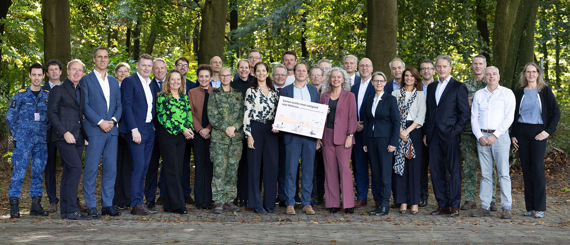 Groepsfoto ondertekening Samen sneller meer vastgoed voor Defensie