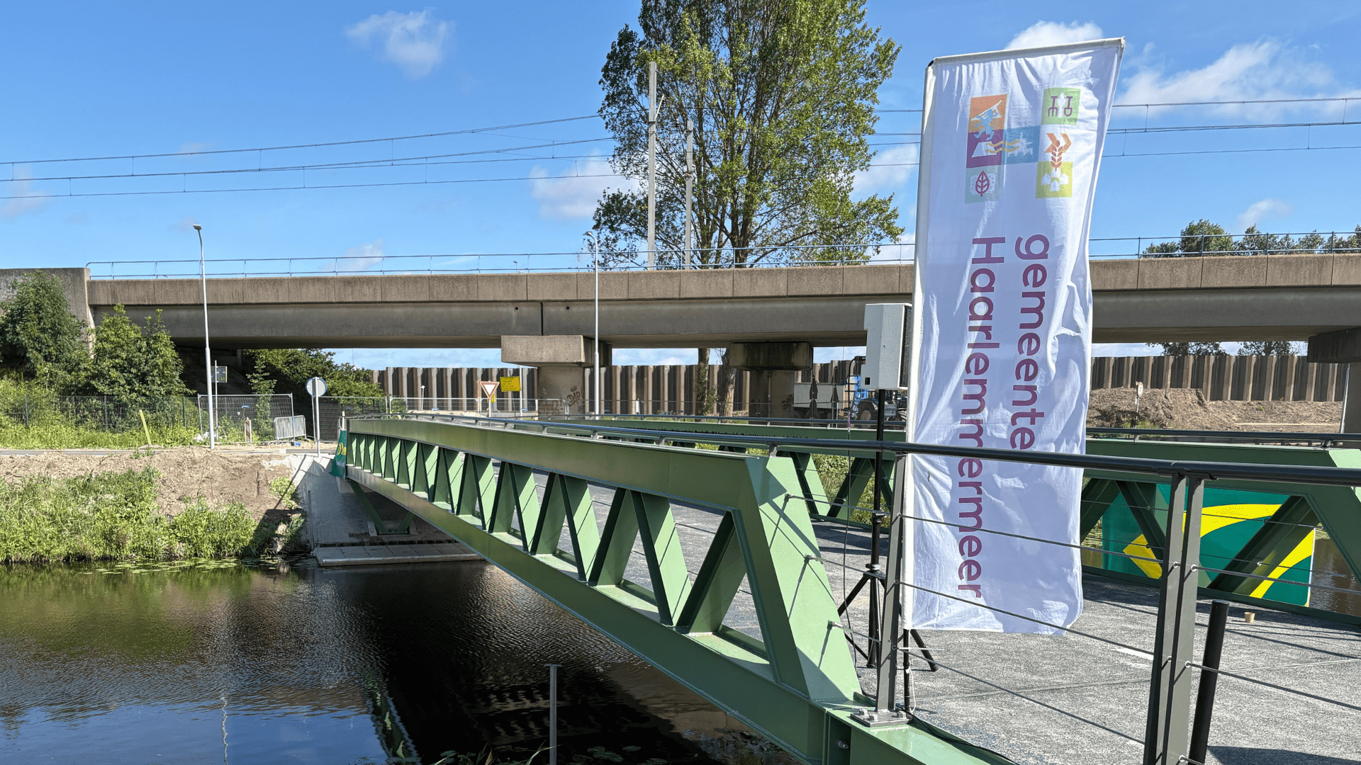 Afbeelding van de nieuwe fietsbrug over de Hoofdvaart in Abbenes