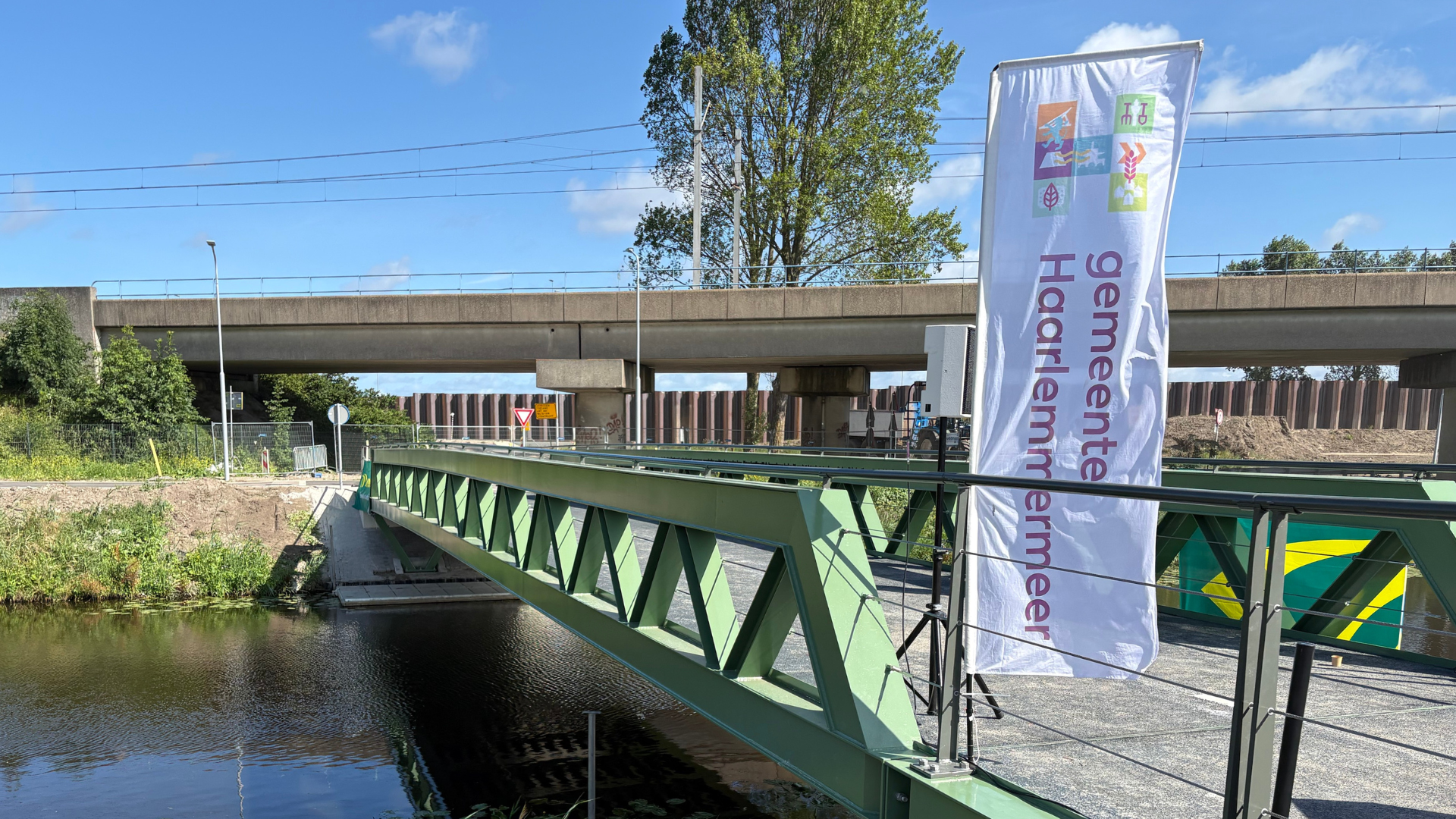 Afbeelding van de nieuwe fietsbrug over de Hoofdvaart in Abbenes