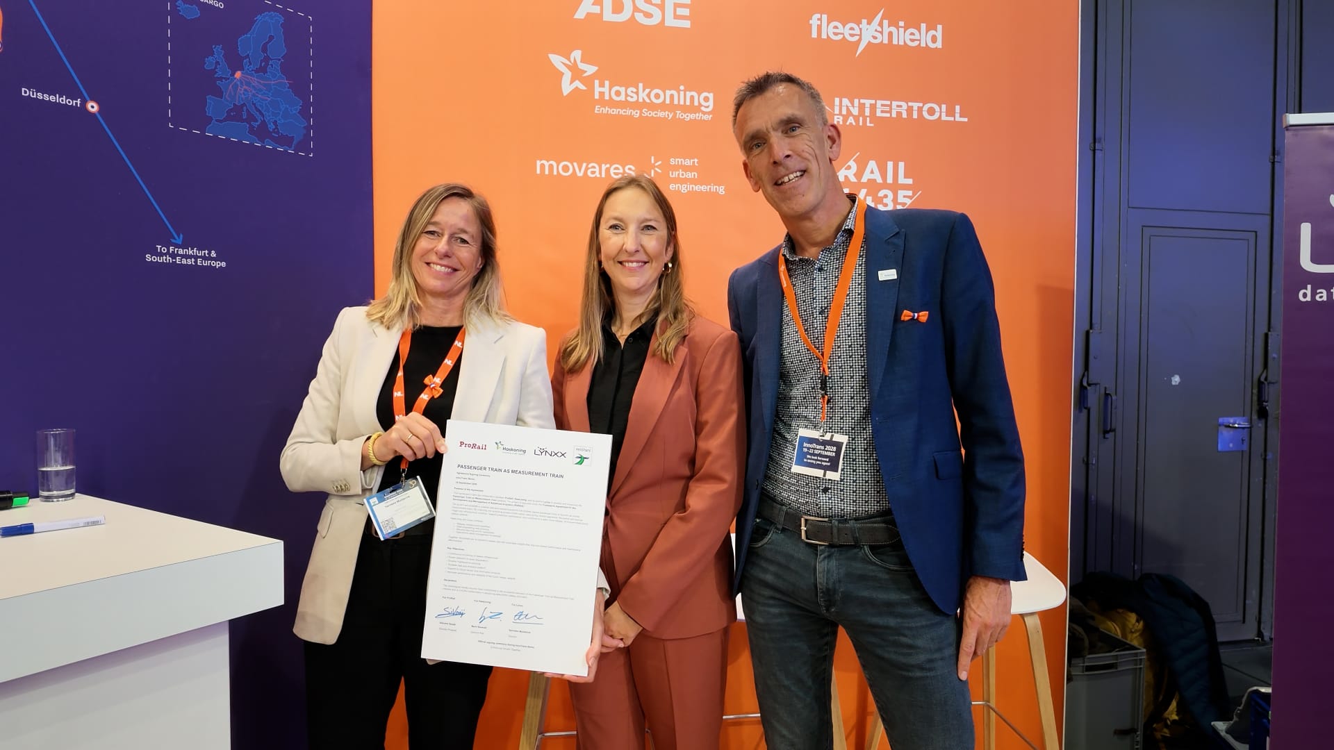Lynxx, ProRail and Haskoning people signed the contract