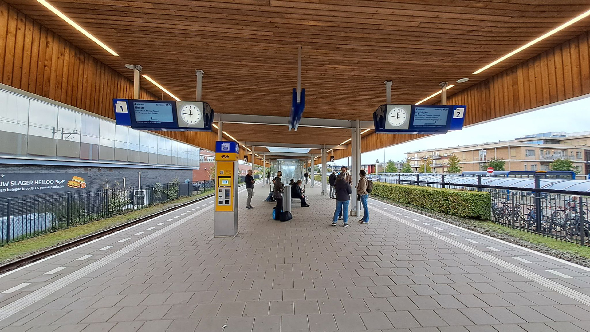 Heiloo station perron met reizigers