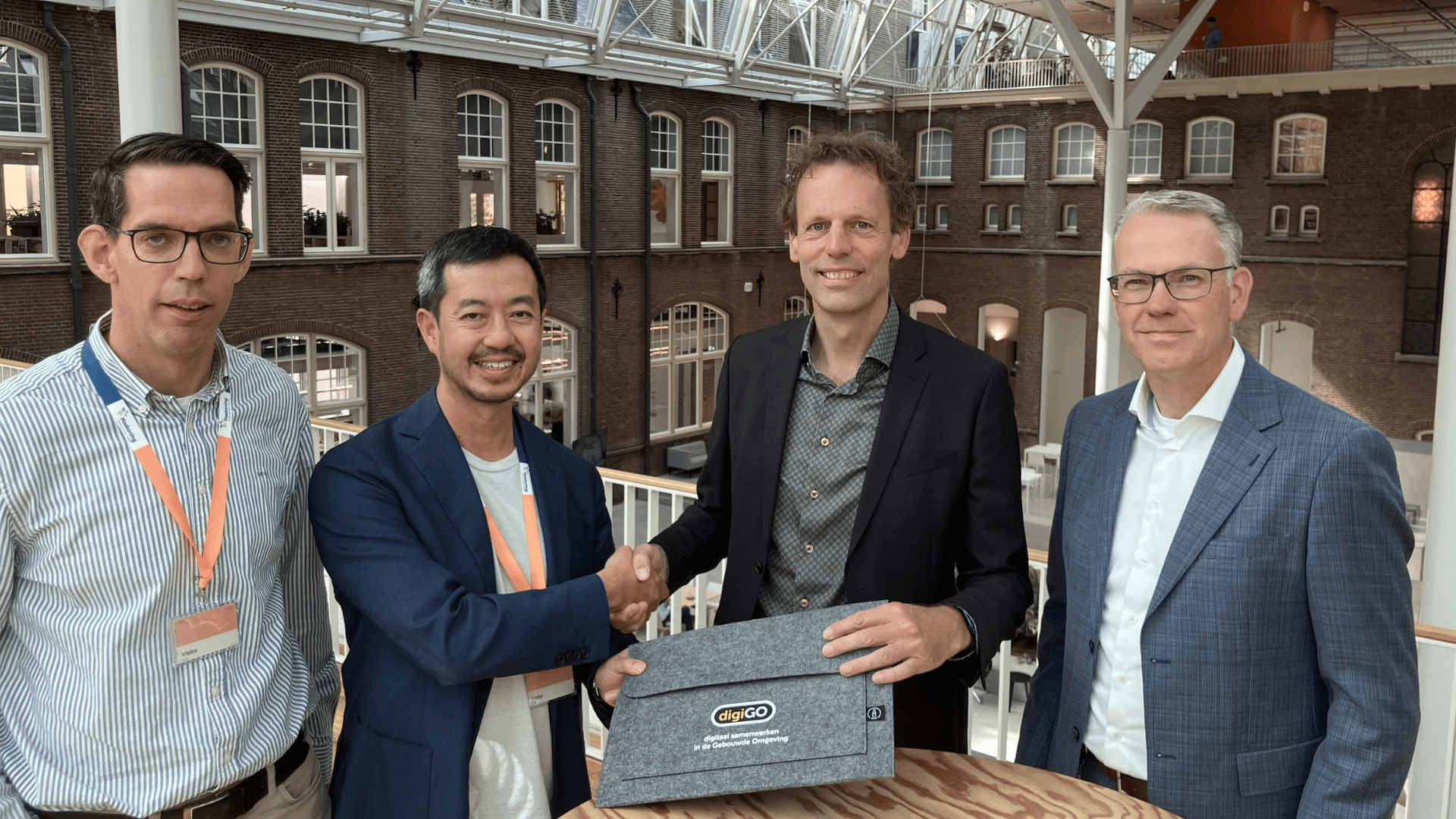 Foto van Martijn Renkema (digiGO) , Roger Tan (digiGO), René de Roos, (Haskoning) en Niels Willemsen (Haskoning)