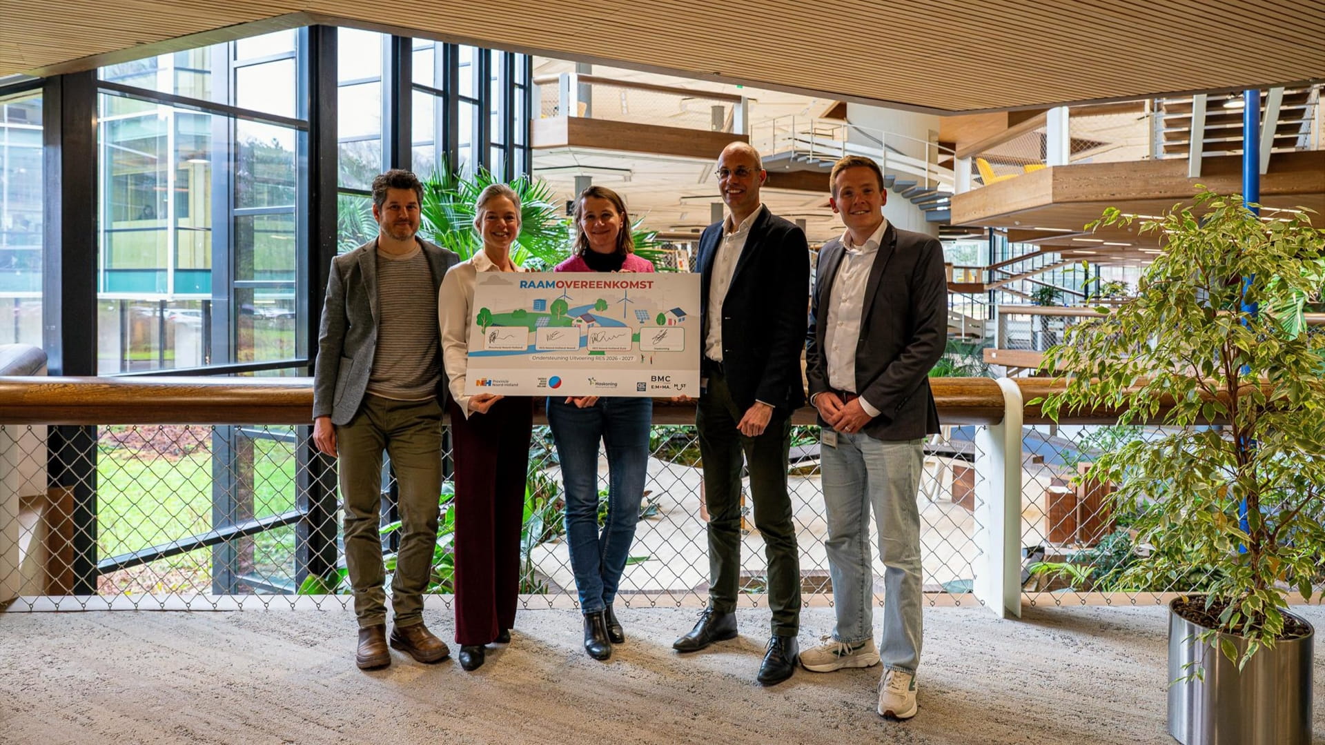 Foto van de teams van de energieregio Noord-Holland en Haskoning met het ondertekende contract