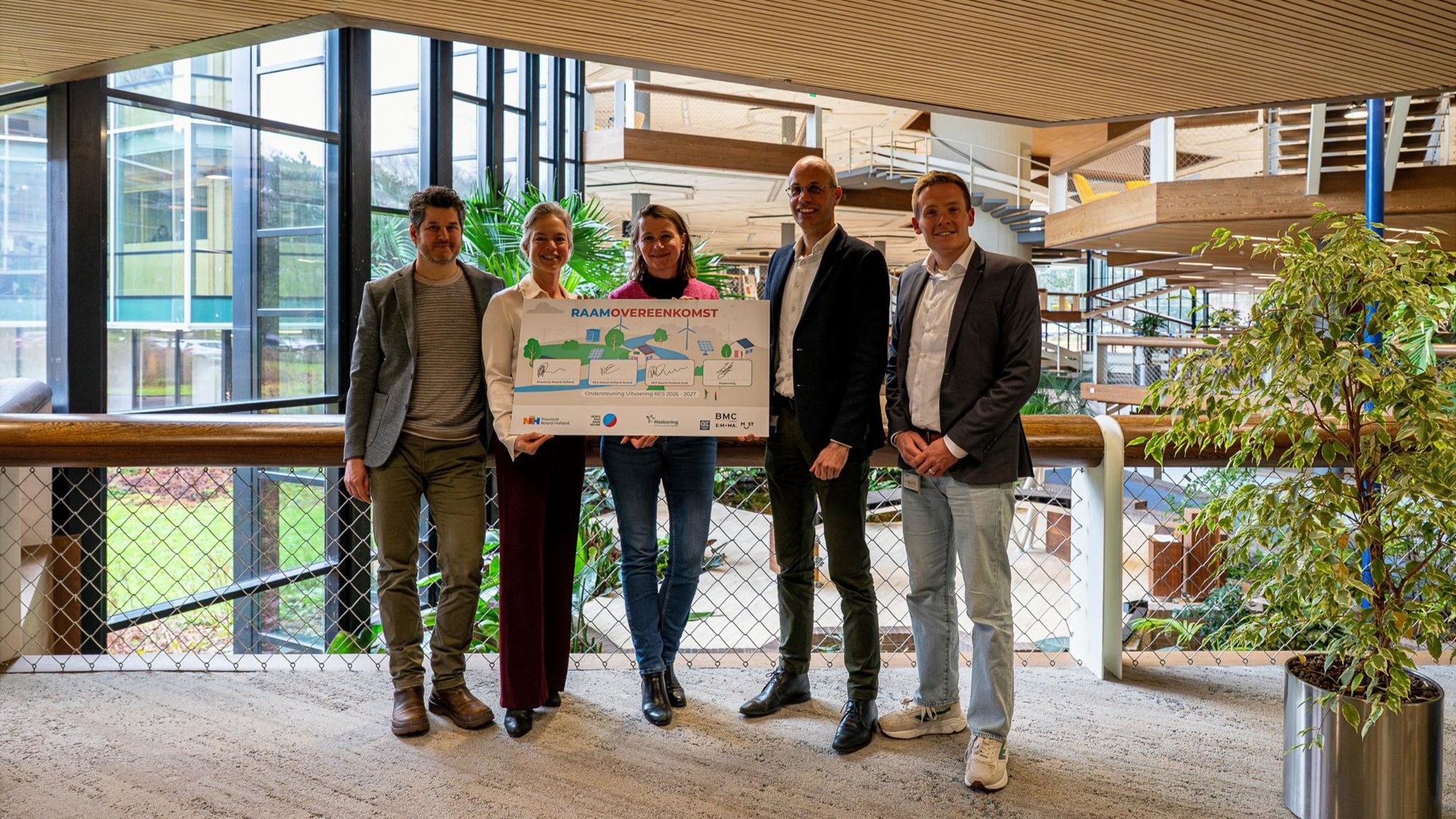 Foto van de teams van de energieregio Noord-Holland en Haskoning met het ondertekende contract