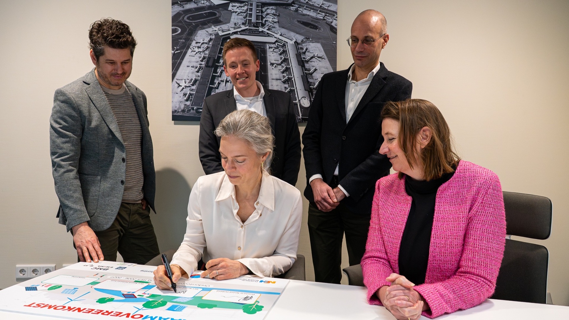 Foto van de ondertekening van de raamovereenkomst voor RES Noord Holland