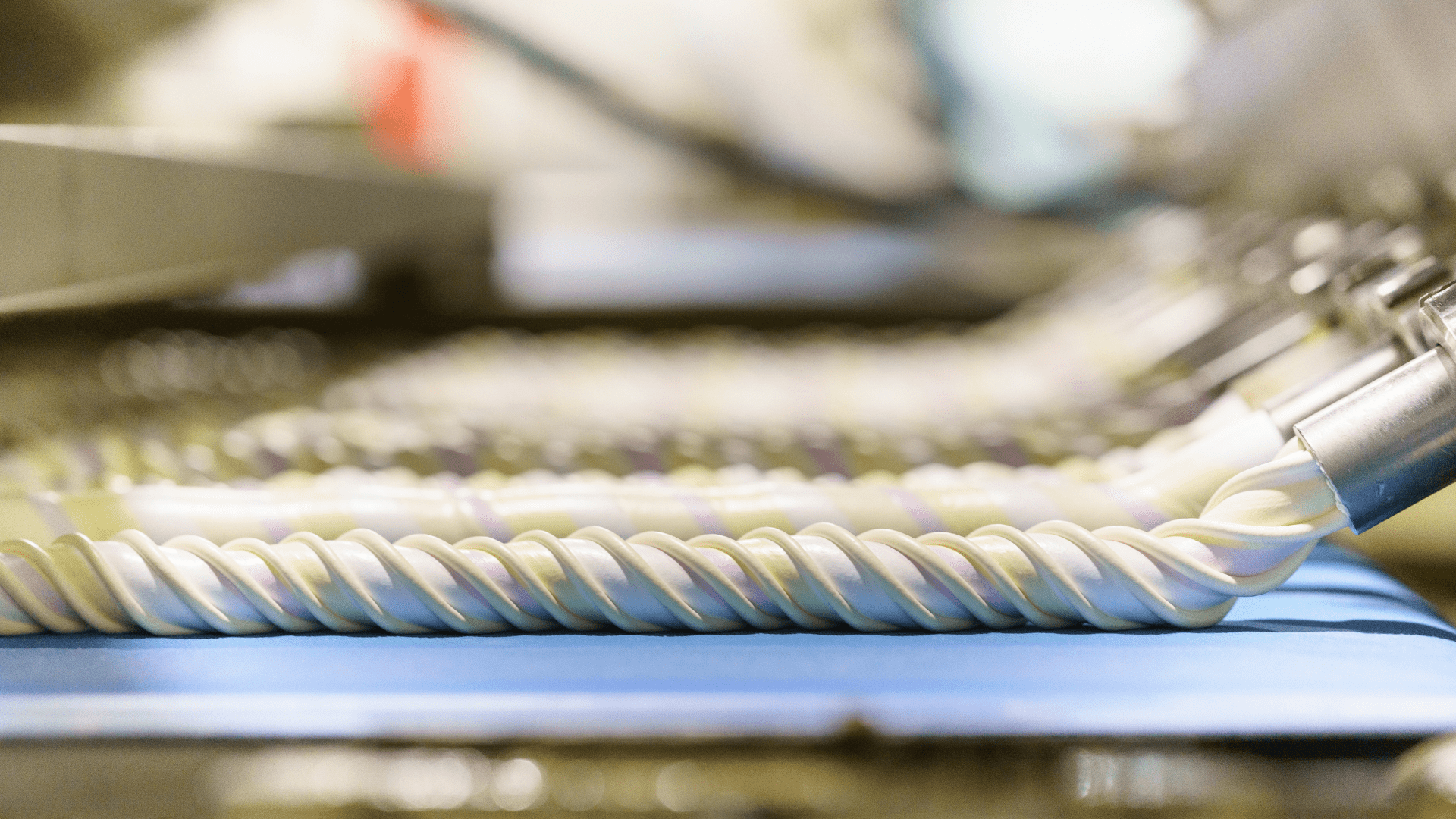 Gedraaid deeg op een geautomatiseerde productielijn in een voedingsfabriek