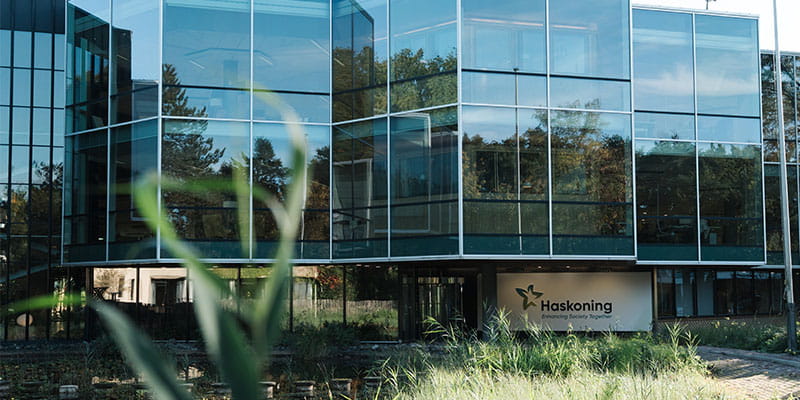 Buitenkant Haskoning kantoor Amersfoort met hoofdingang
