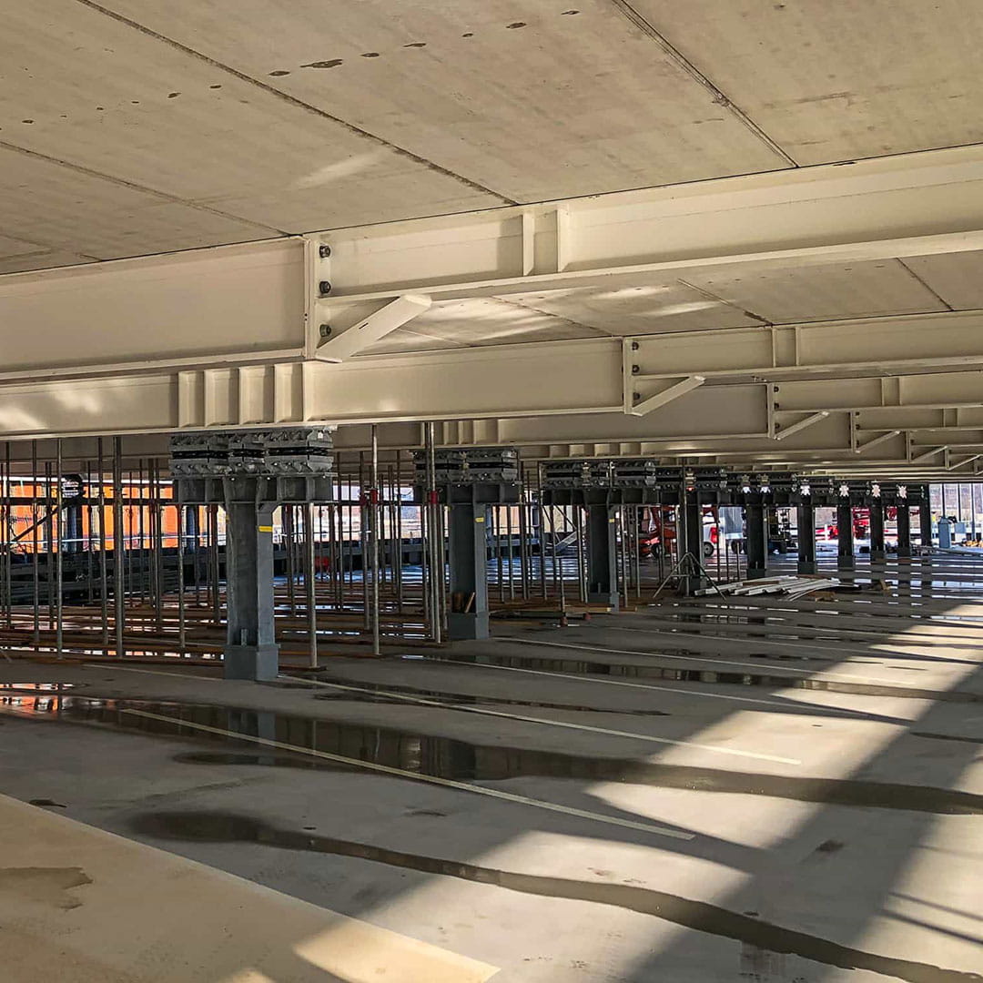 Een groot gebouw met veel metalen palen