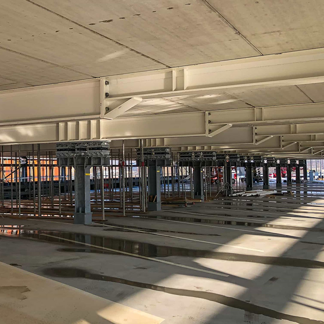 Een groot gebouw met veel metalen palen