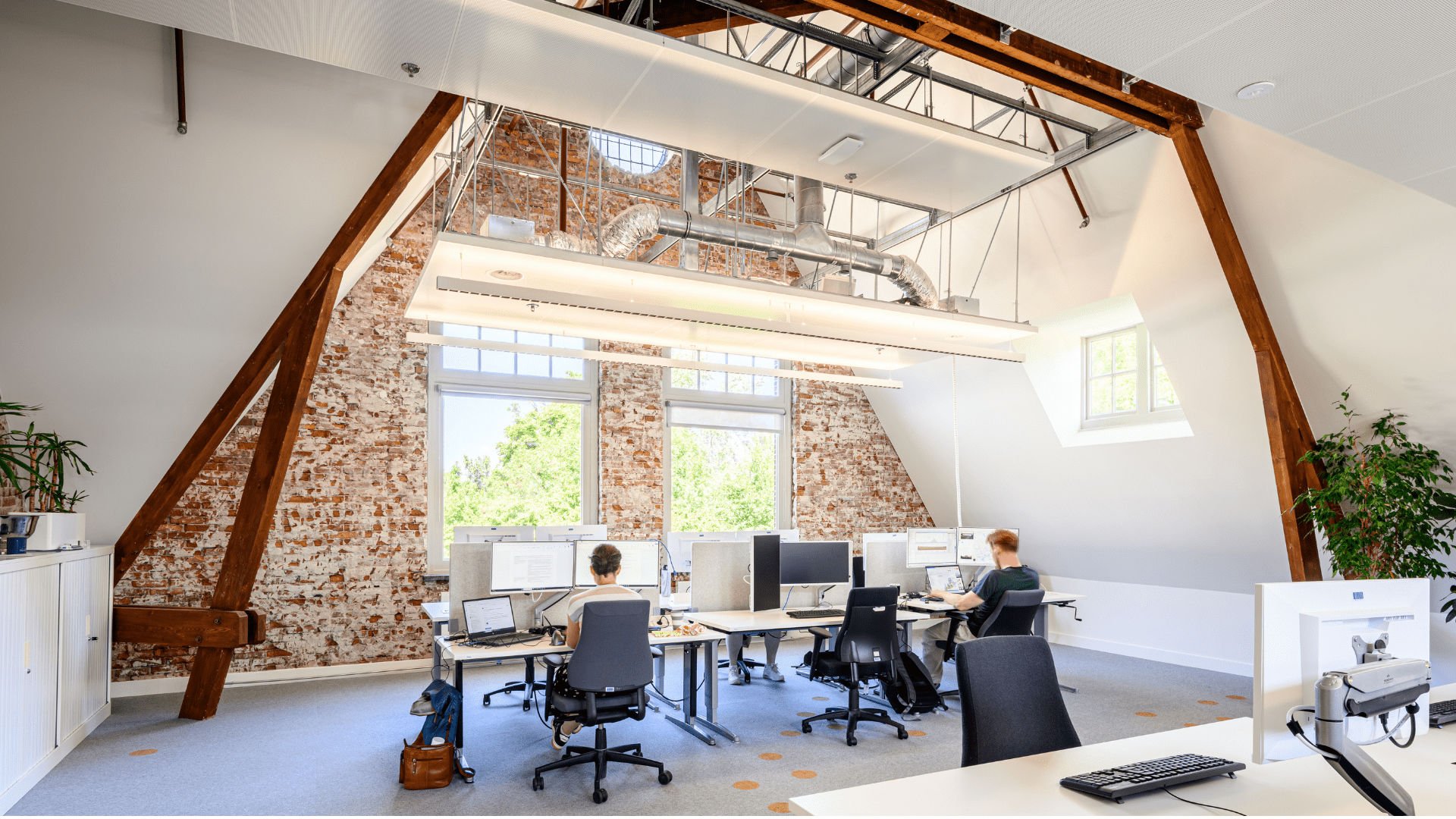 Mensen aan het werk in kantoor Delft van Haskoning