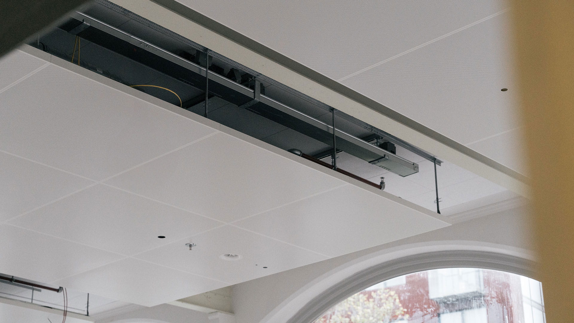 Gebouwinstallaties achter een verlaagd plafond van het kantoor in Delft.