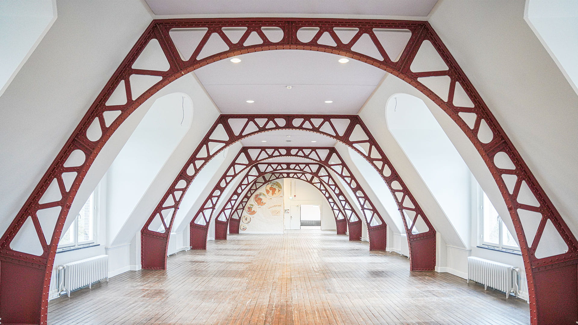 Open ruimte met metalen balken