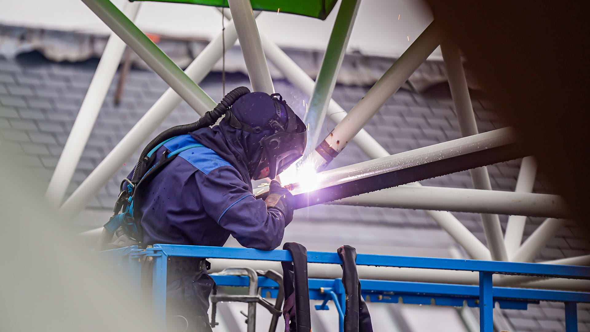 Lasser die het nieuwe dak bevestigt