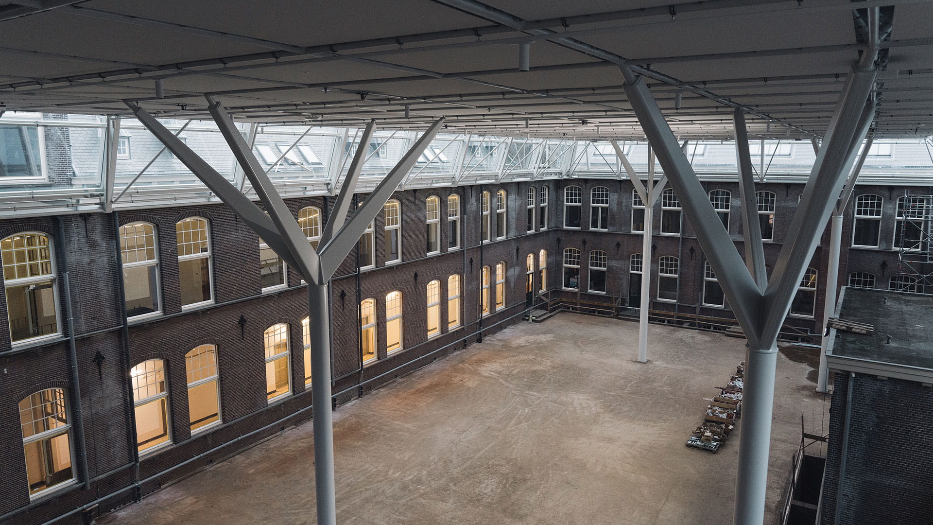 De overdekte binnenplaats