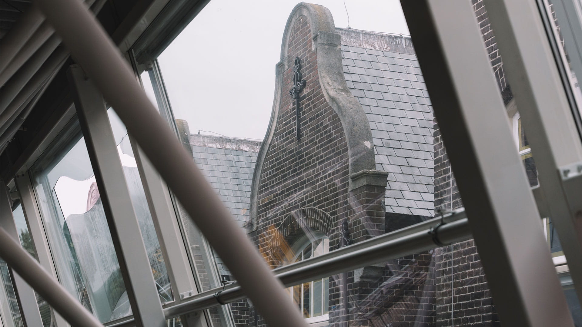 Het gebouw door het glas van het nieuwe dak