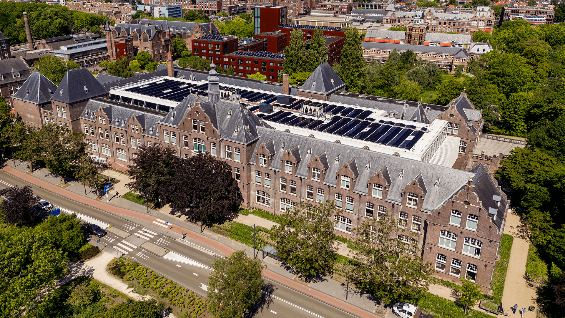 Monumentaal kantoor Delft van Haskoning, gezien vanuit de lucht