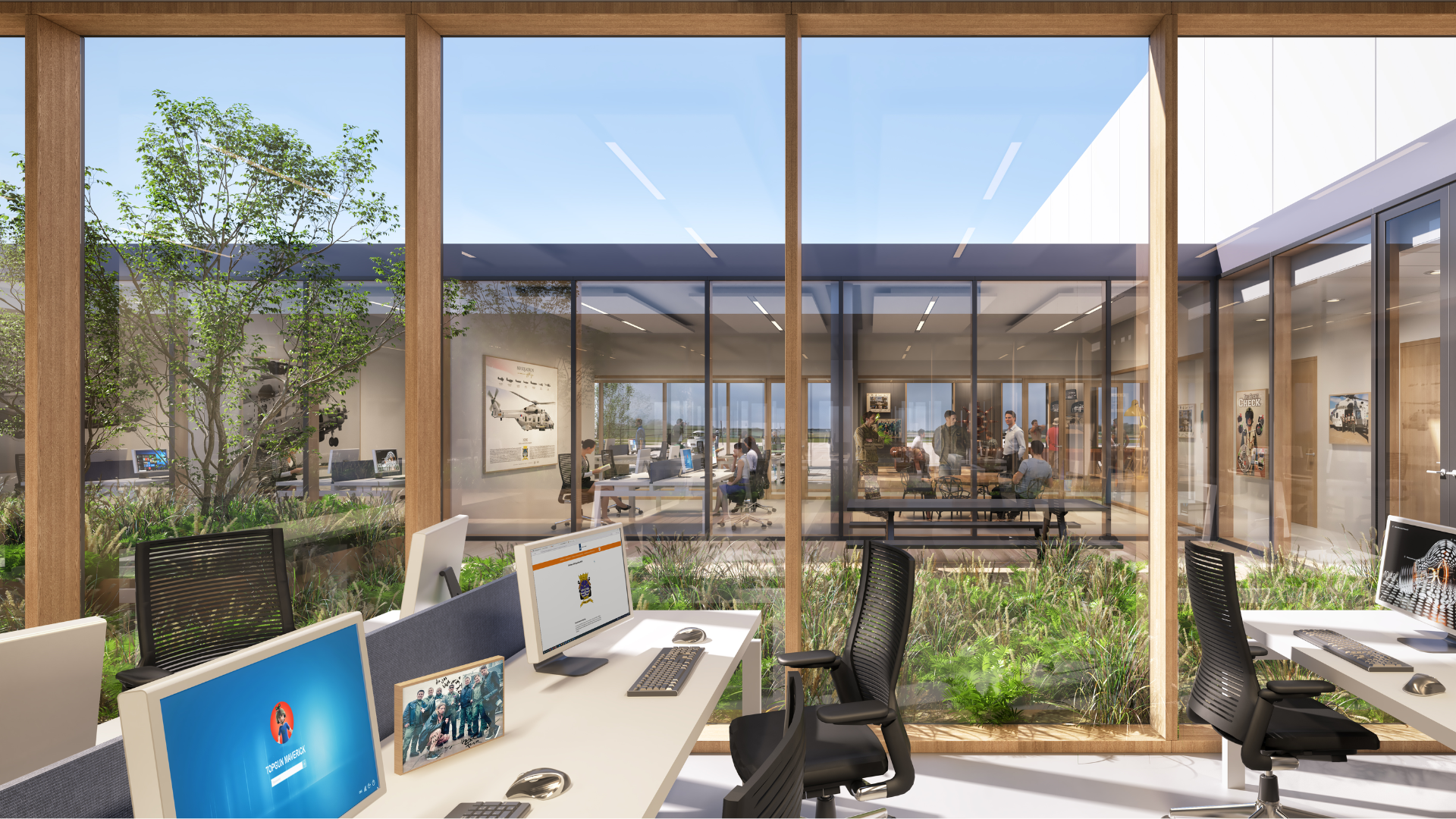 Modern kantoorinterieur met werkplekken aan grote ramen, uitzicht op een groene binnentuin en vergaderruimtes daarachter.