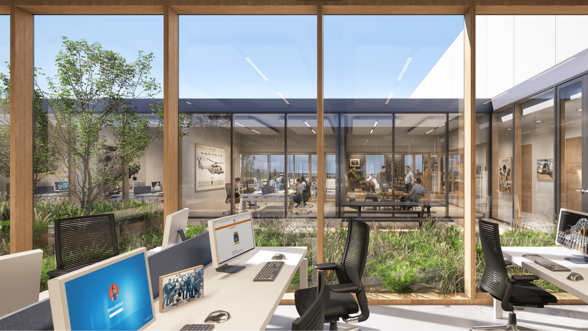 Modern kantoorinterieur met werkplekken aan grote ramen, uitzicht op een groene binnentuin en vergaderruimtes daarachter.