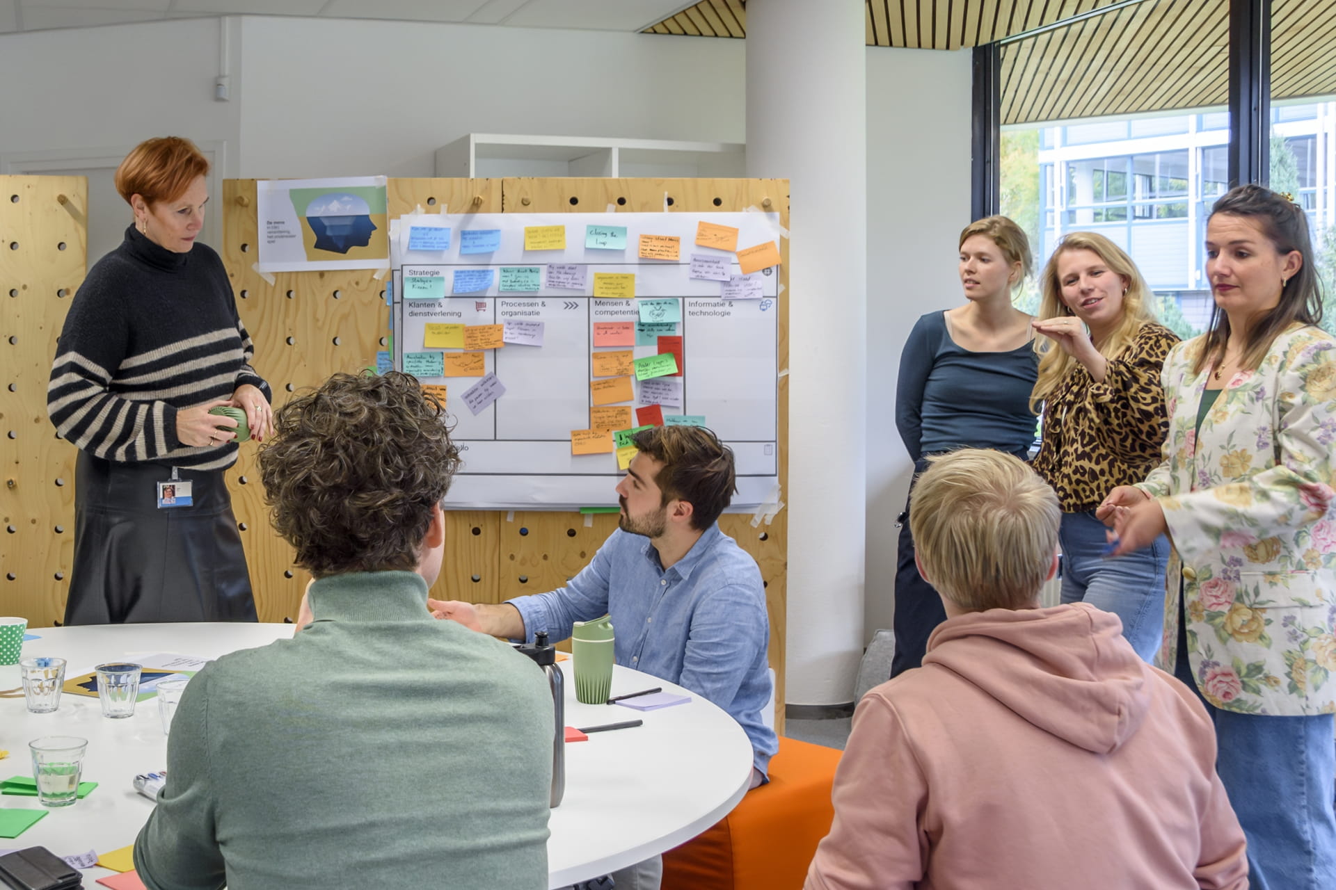 Een groep mensen in overleg met elkaar