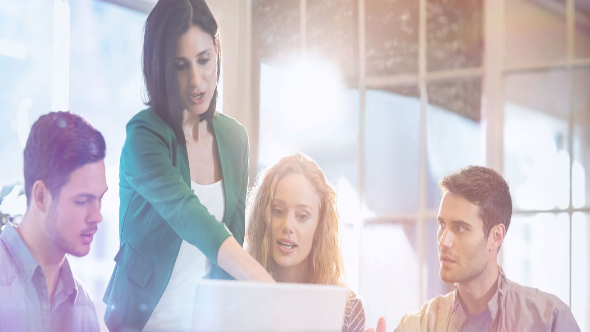 Vier mensen bij een beeldscherm