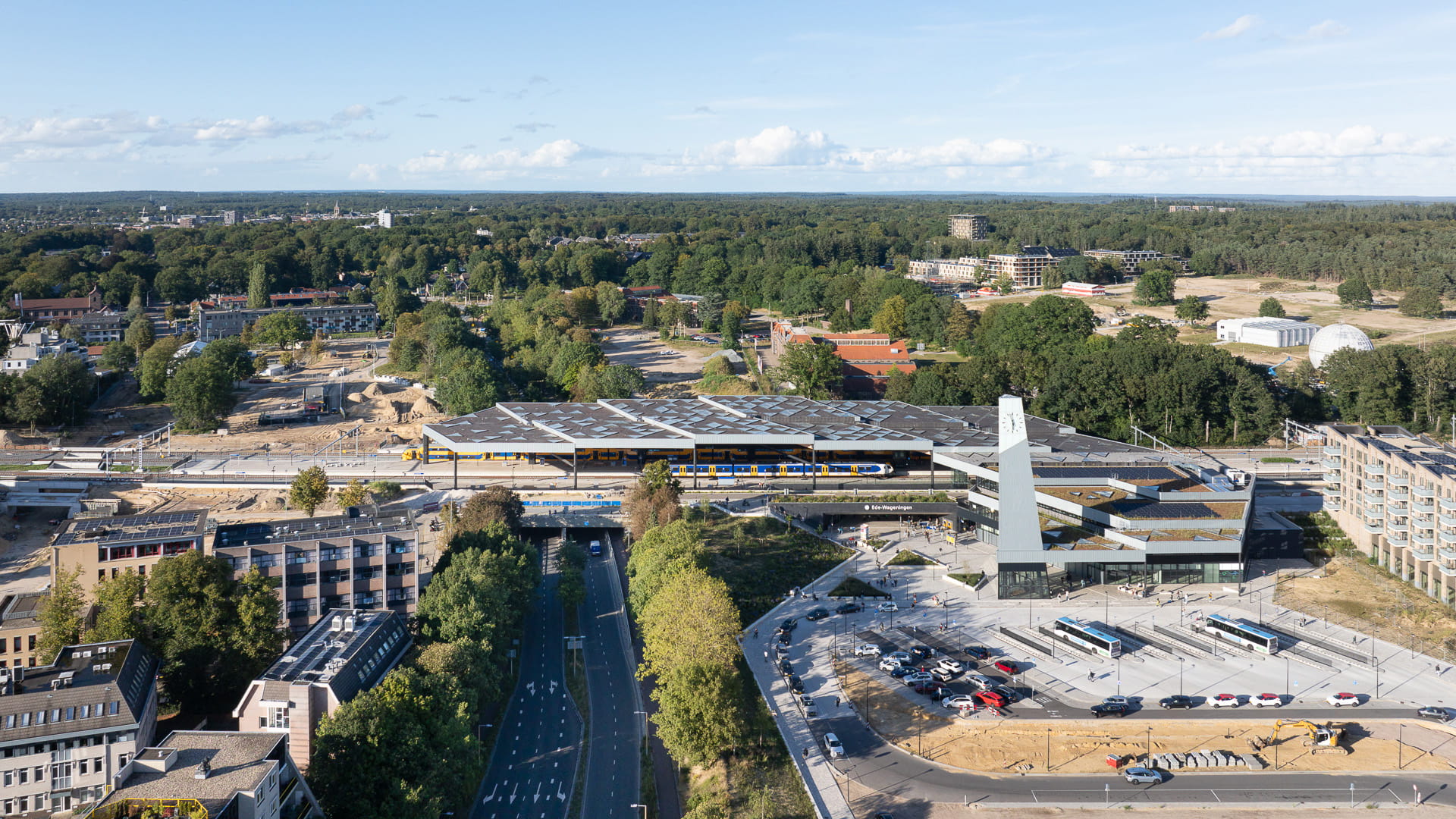 overzichtsfoto station Ede-Wageningen met Ede en groen