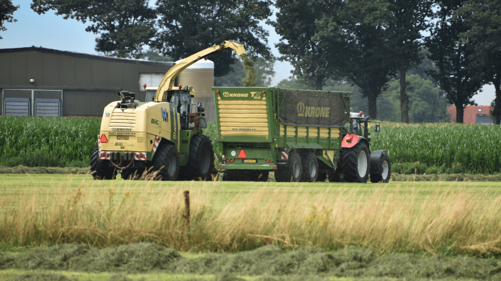 Afbeelding van landbouwmachines aan het werk op een veld