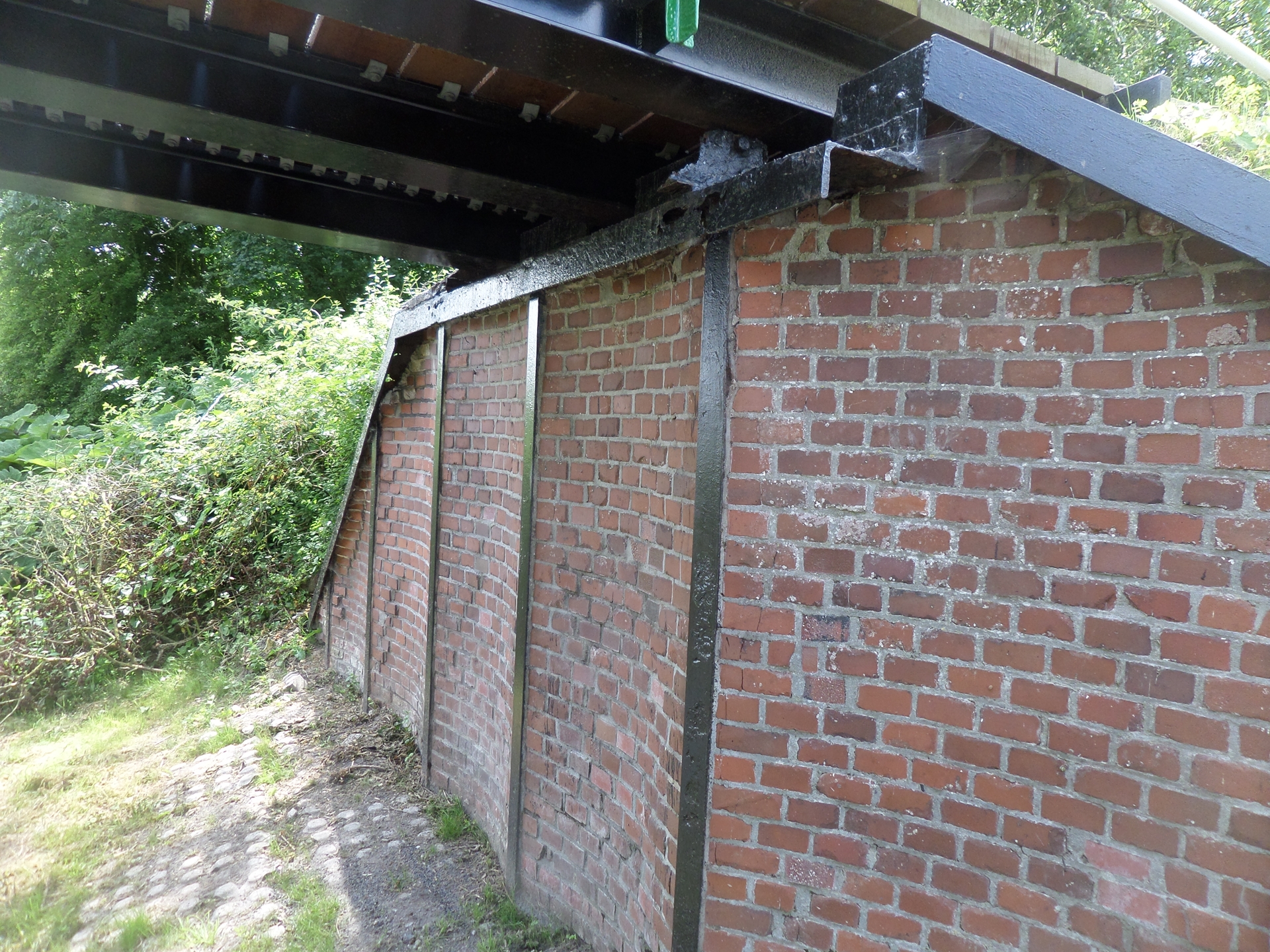 Een foto van een onderaanzicht van een brug