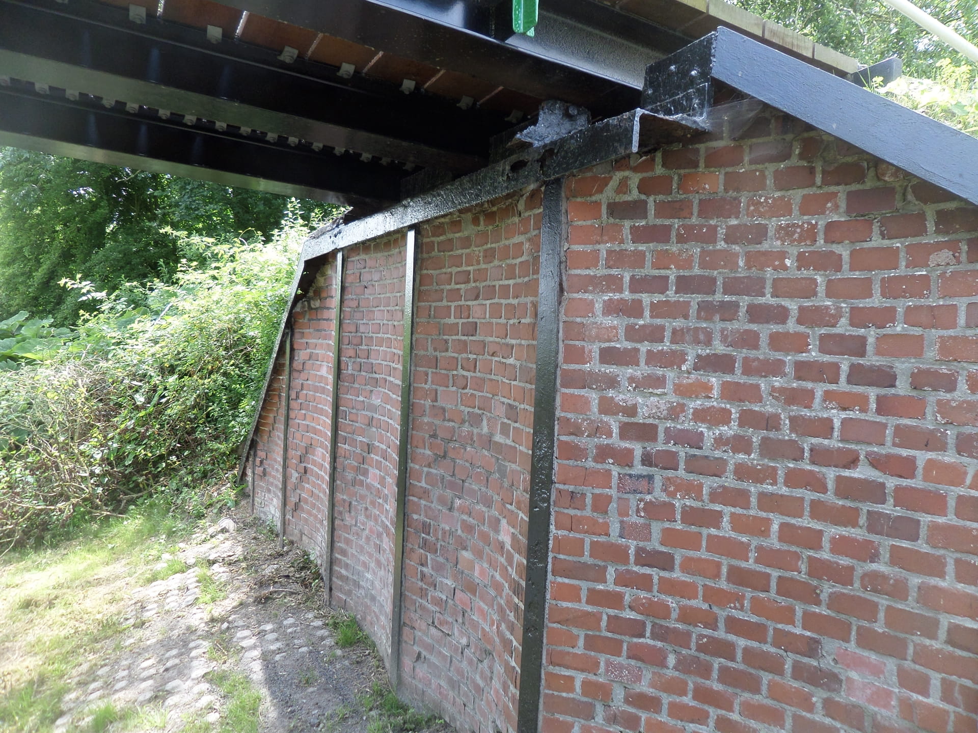 Een foto van een onderaanzicht van een brug