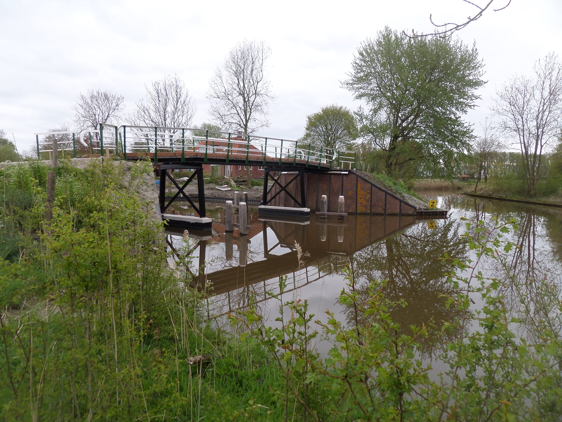 Foto van een historische brug vanaf de kant