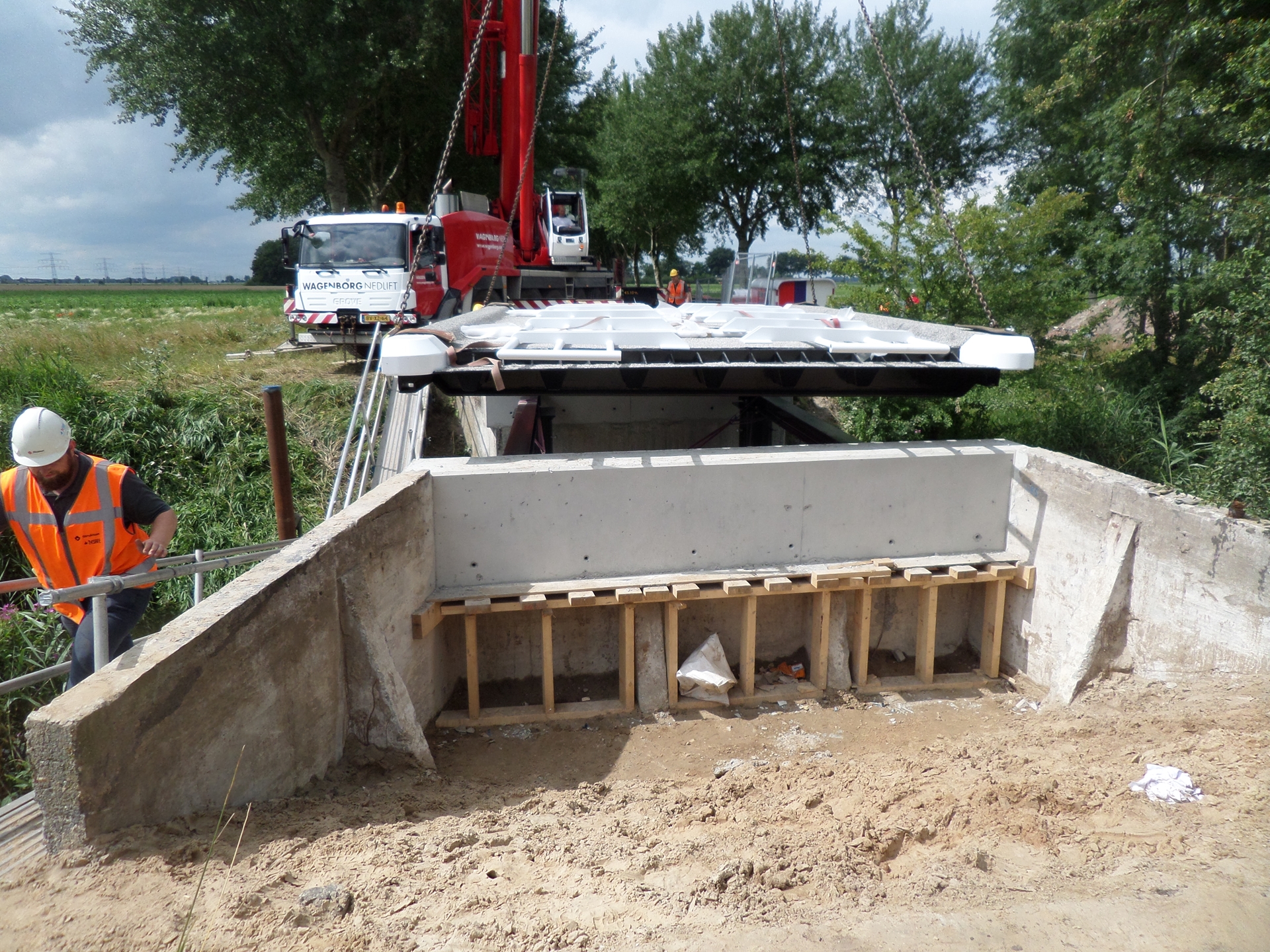 Foto van werkzaamheden plaatsing van een brug