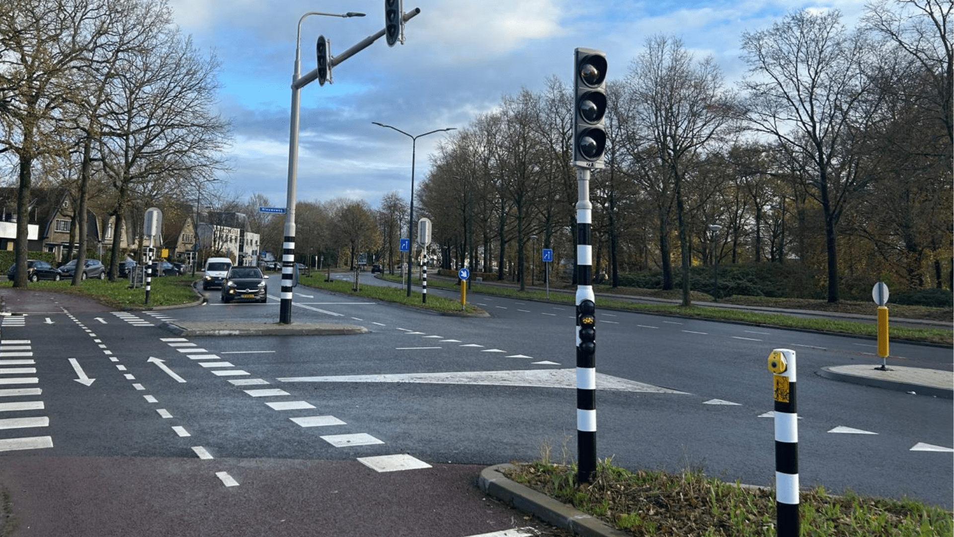 Een kruispunt met een verkeerslicht op de voorgrond