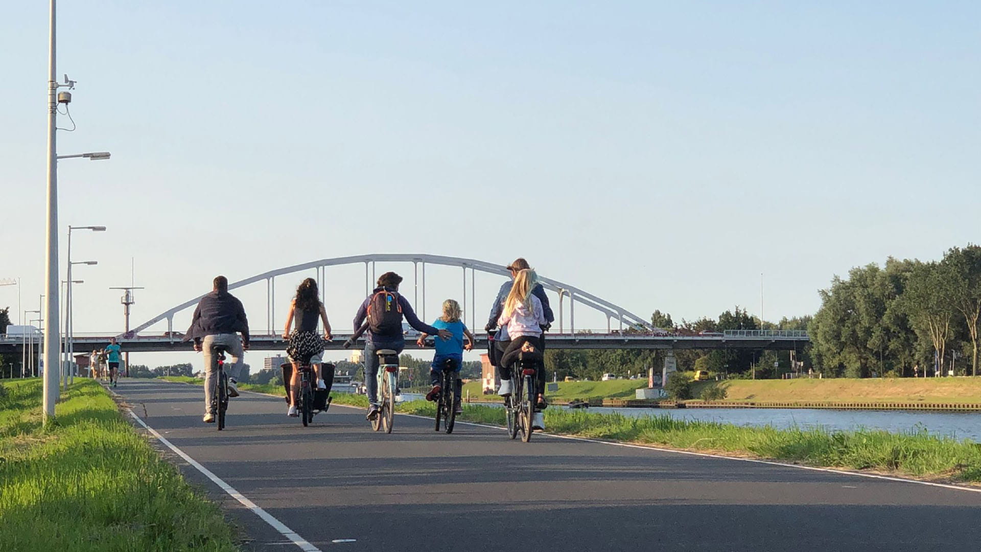 Fietsers langs het kanaal