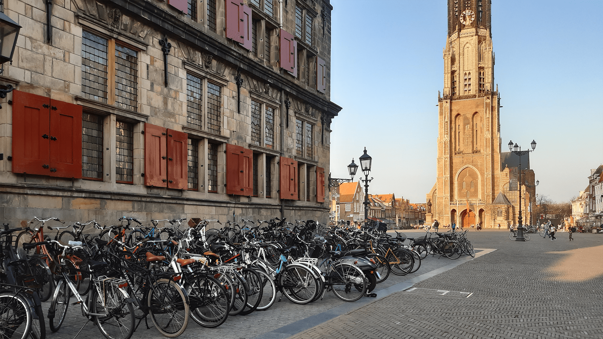 Fietsparkeren op de Markt in Delft naast Stadhuis