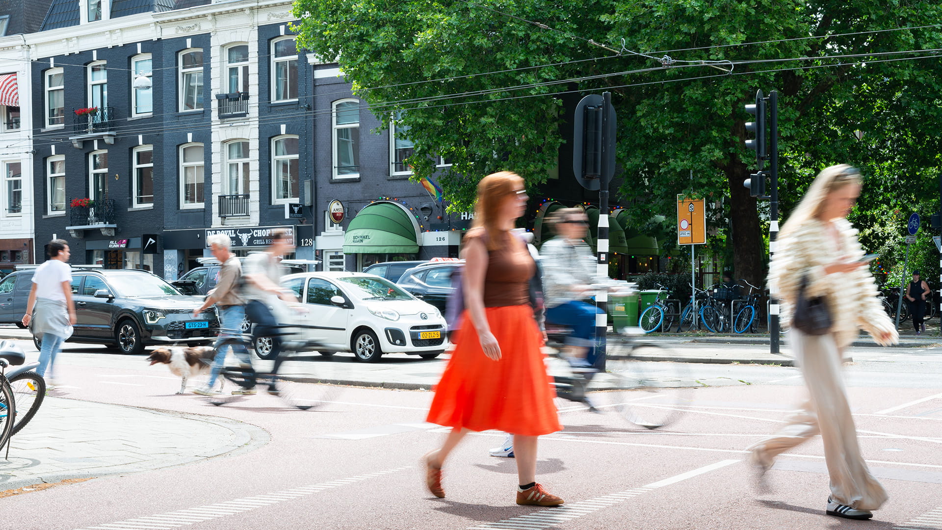 Amsterdam GOW met auto's, fietsers en voetgangers
