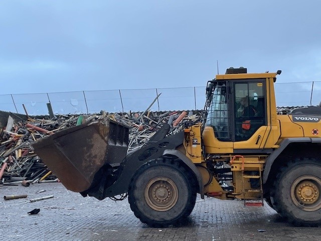 Graafwagen bij afvalverwerking