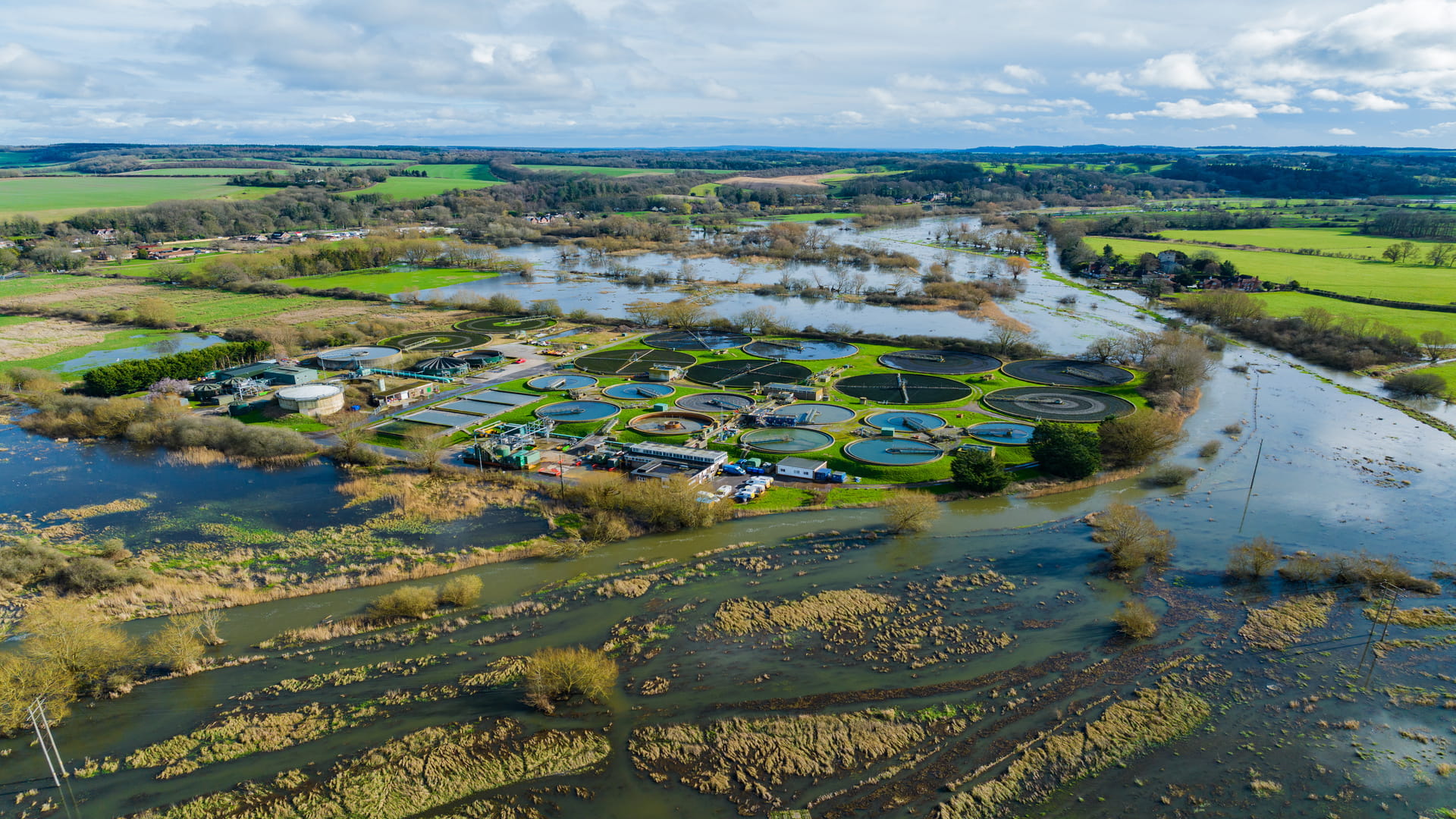 Luchtfoto van wateroverlast door extreme neerslag als visualisatie van de impactanalyse wateroverlast in Noord‑Brabant en risico’s voor vitale functies.