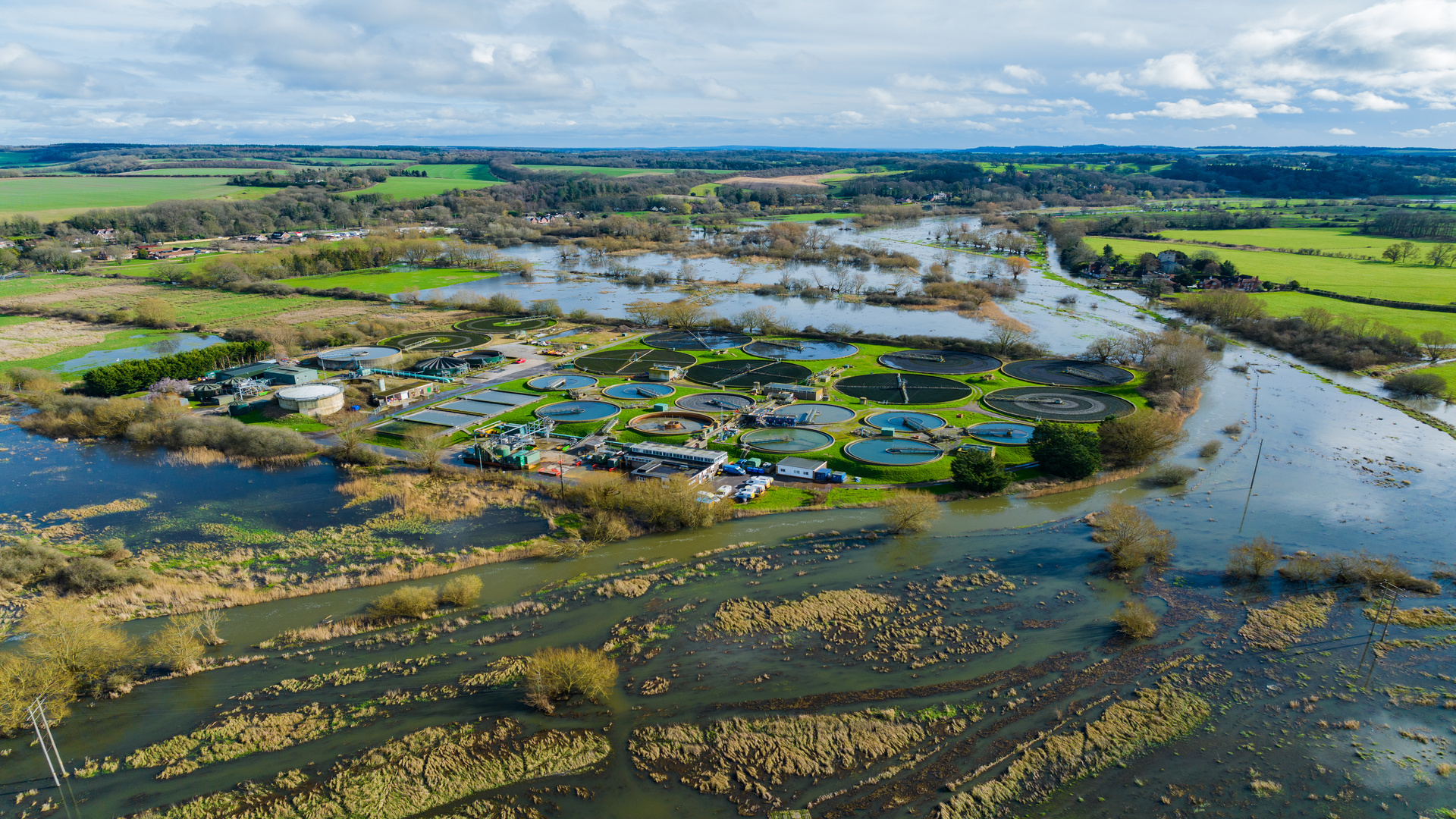Luchtfoto van wateroverlast door extreme neerslag als visualisatie van de impactanalyse wateroverlast in Noord‑Brabant en risico’s voor vitale functies.