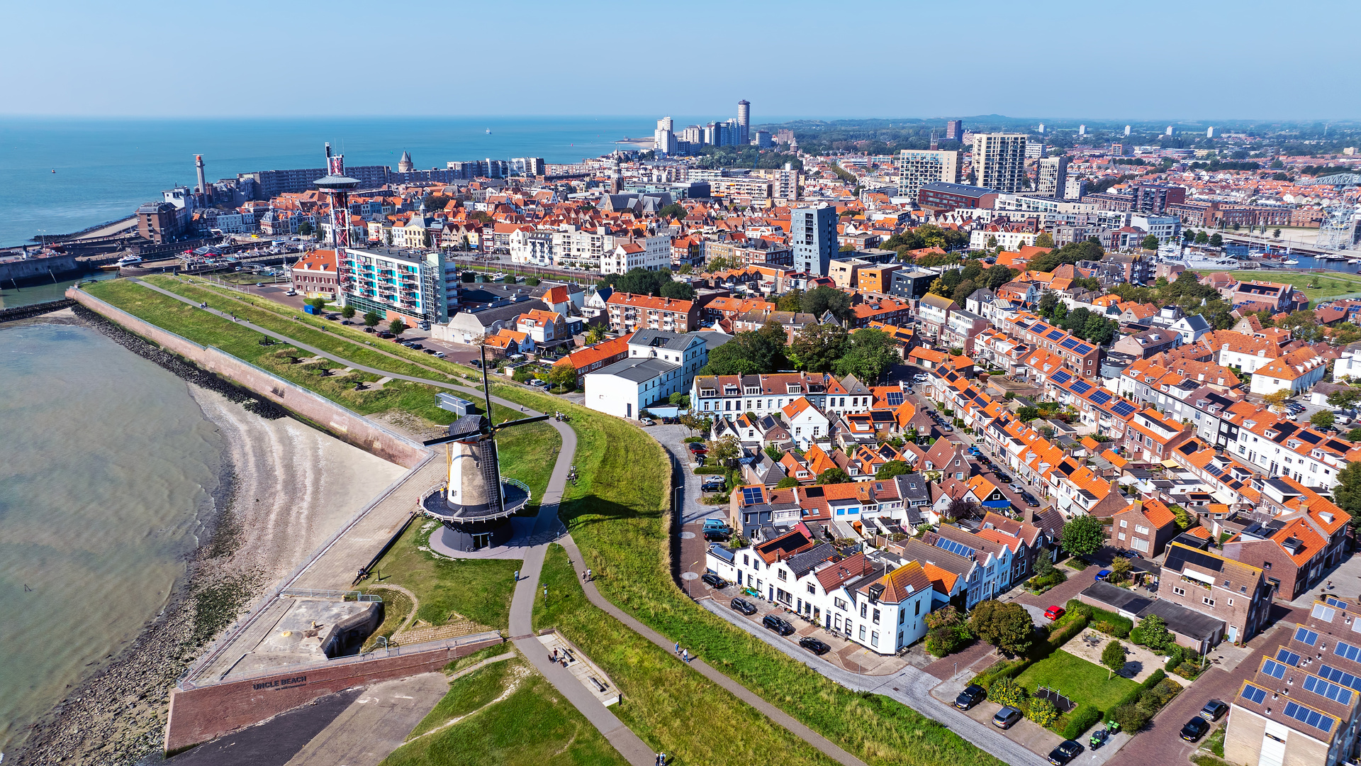 Luchtfoto van Vlissingen met kustlijn en bebouwing in Zeeland
