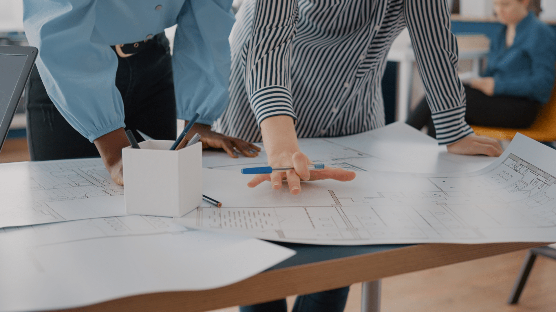 Mensen aan een tafel die werken aan circulair ontwerpadvies