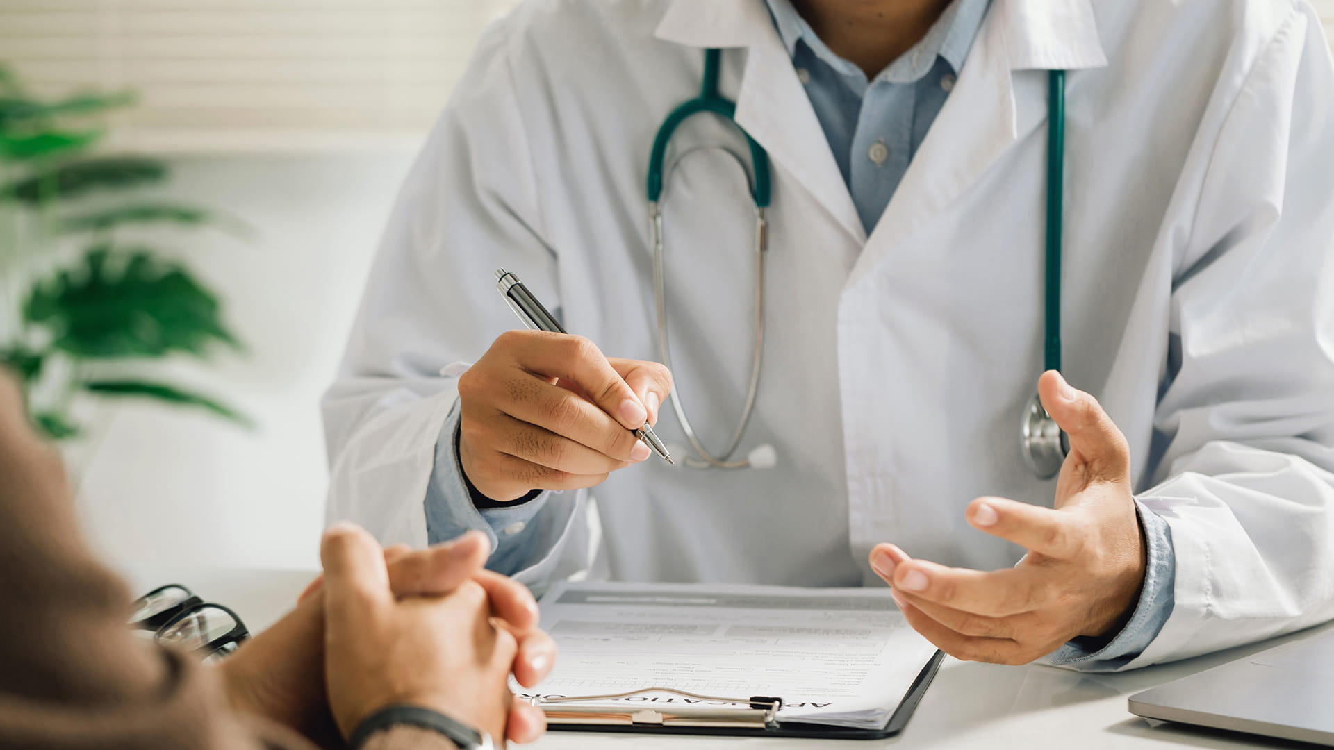 Medische arts praat met een client aan tafel