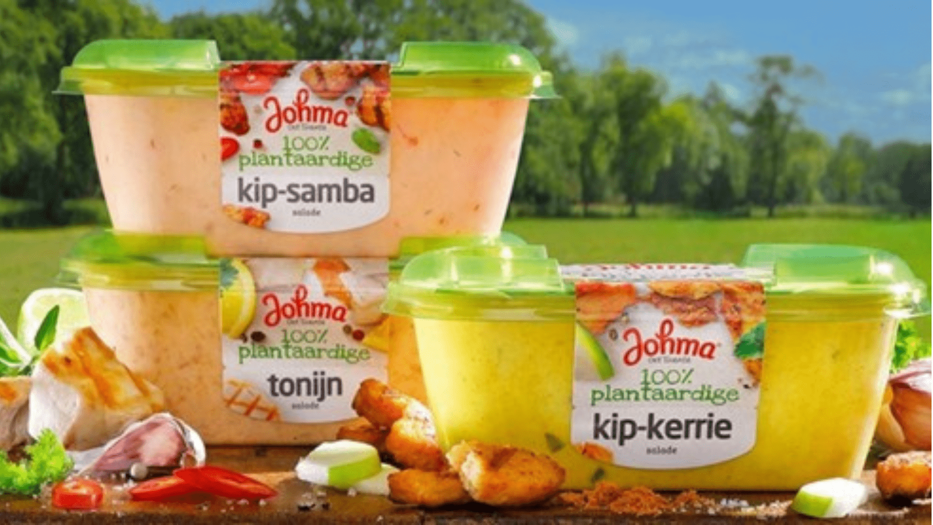 Drie Johma salades op een tafel in een weiland