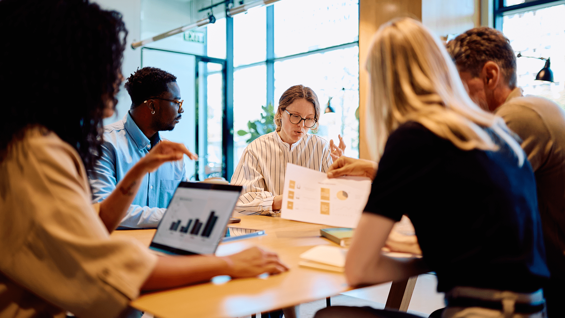 Groep collega's werkt aan een tafel in een werkomgeving