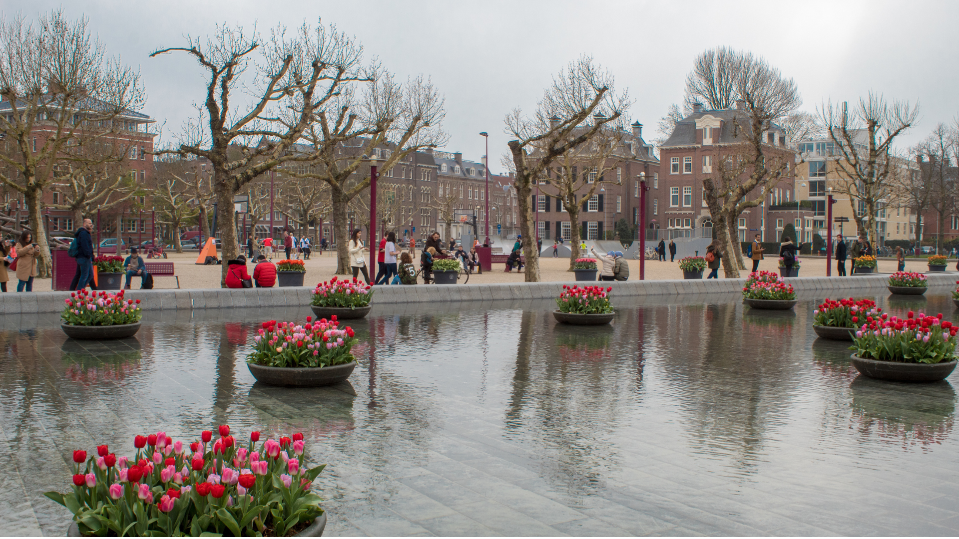 Drie collega's op het werk, kletsend in de loungeruimte