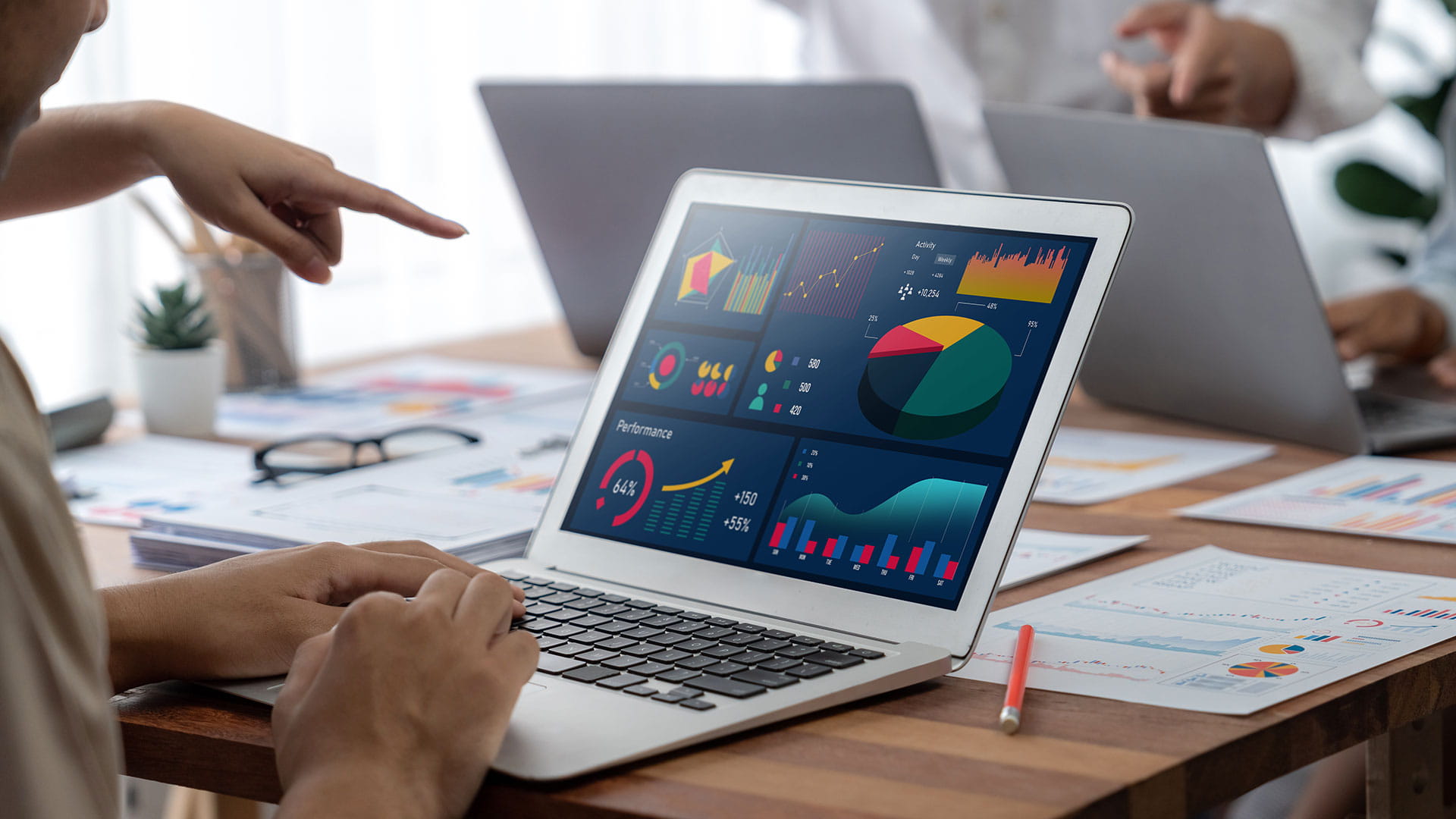 Laptop met grafieken